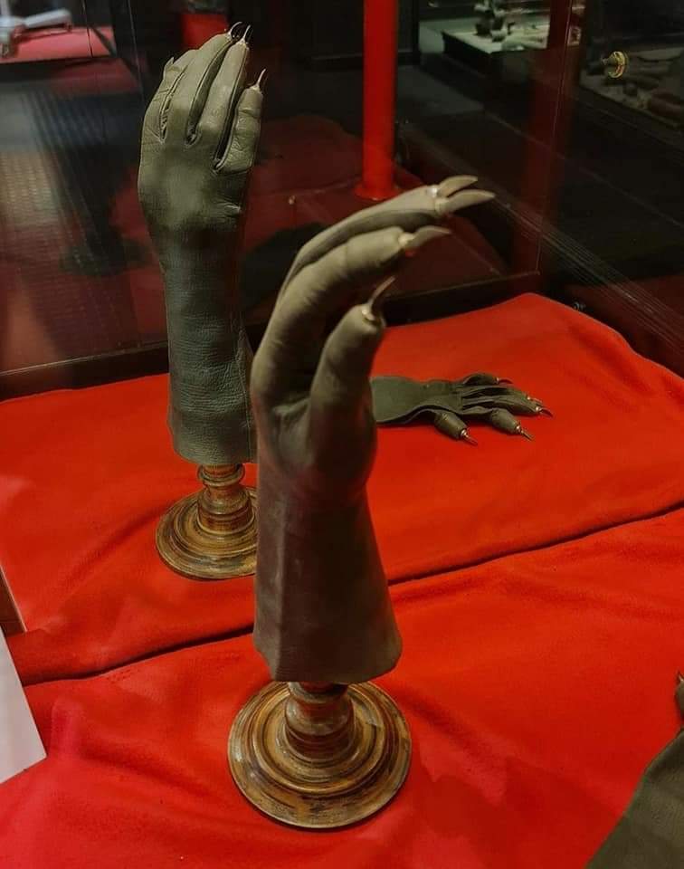 Self-defense glove for ladies (London, 1850)