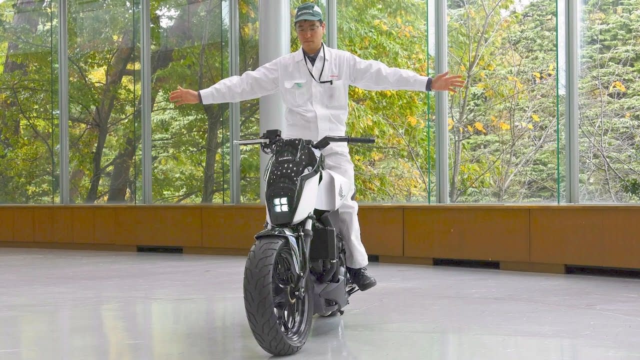 Motorcycle That Stands by Itself - Honda Riding Assist