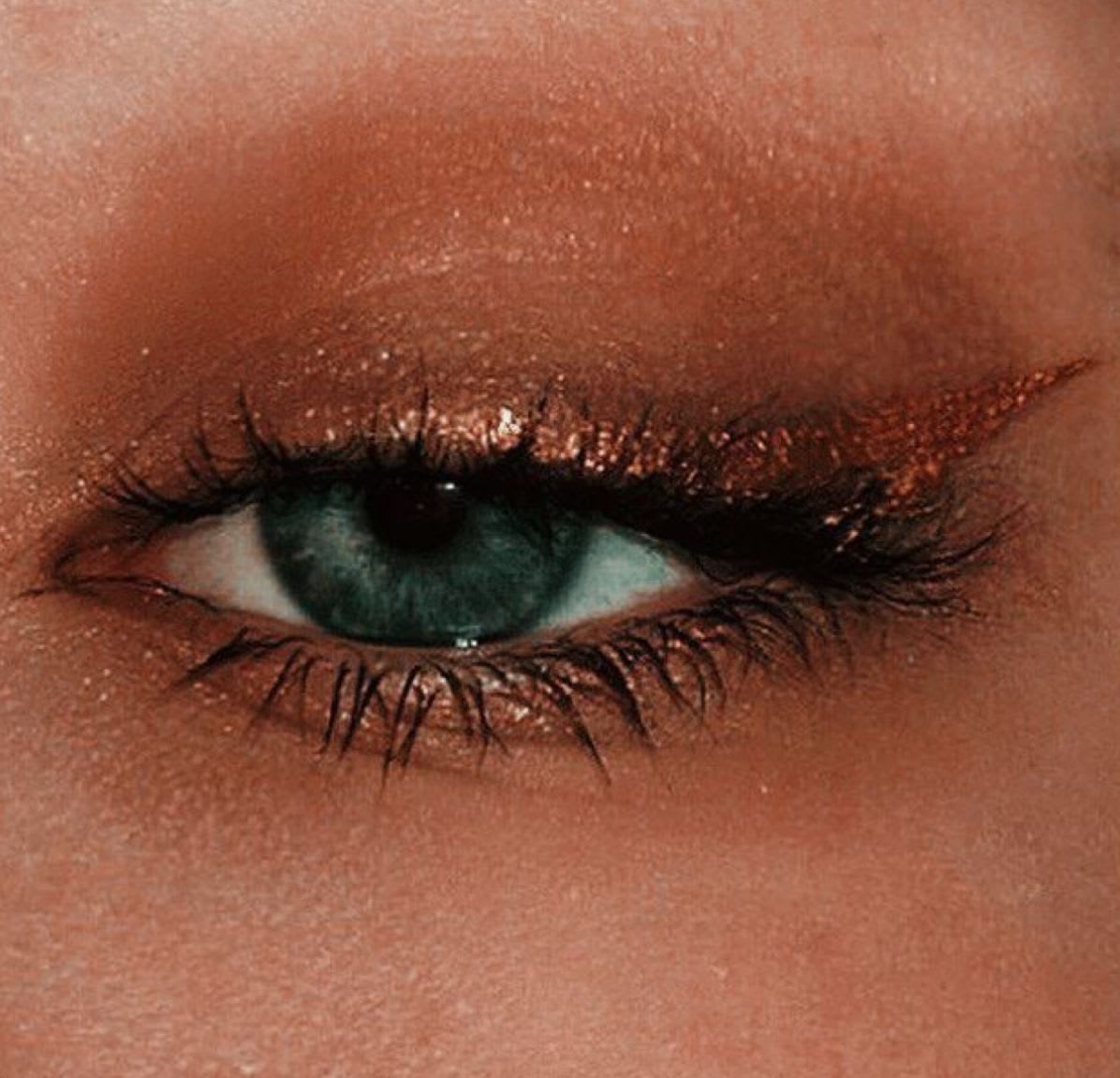 Pin by 𝔯𝔞𝔦𝔫 𝔡𝔯𝔬𝔭𝔰 on eyesight | Gold eyeliner, Metallic eye makeup, Skin makeup