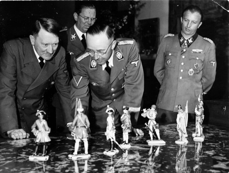 Reichsführer SS Heinrich Himmler (Heinrich Luitpold Himmler, 1900-1945) presents Adolf Hitler (Adolf Hitler, 1889-1945) on the Fuhrer's birthday with figurines from the ALLACH porcelain manufactory. April 20, 1944