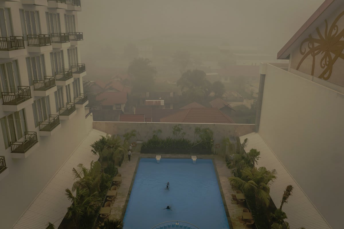 Fires in Indonesia Blanket Islands and Cities in Smog - 21 photos from Indonesia and Malaysia, where residents have been coping with thick smoke and haze from hundreds of nearby fires, most illegally set to clear land: