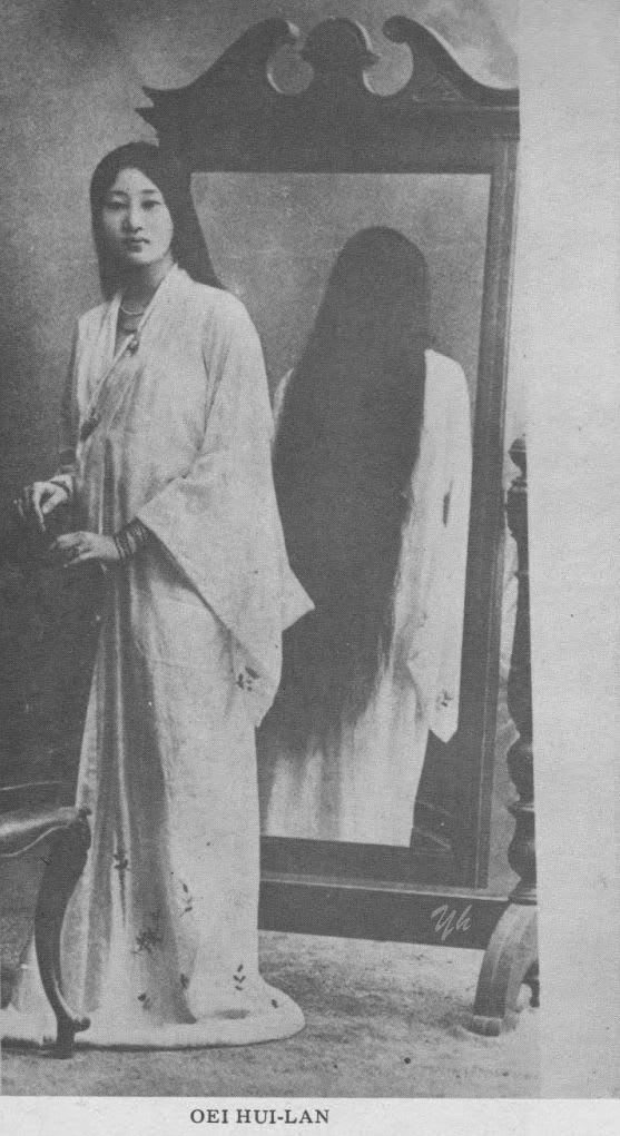 Oei Hu Lan was a daughter of the richest business tycoon from Indonesia known as sugar king in the early 1900s. And Japanese horror films ruined this photo for me.