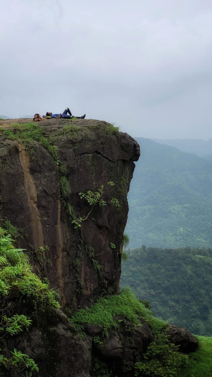 Would you take a nap here xD we certainly did and had super fun reaching the peaks of mahuli fort located in the Thane district of Maharashtra, India