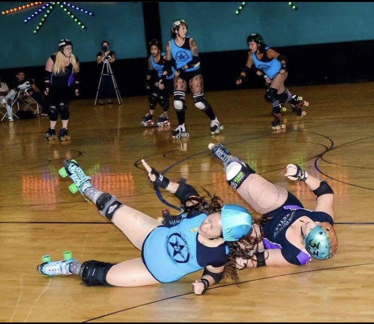 PsBattle: This accidentally synchronized roller derby wipeout.