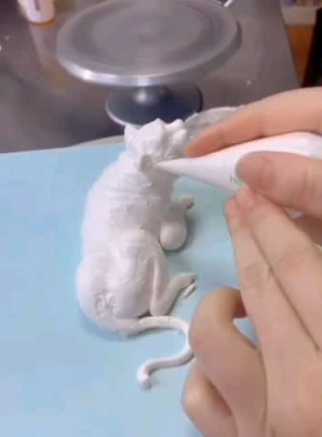 Using cream to create a tiger figurine