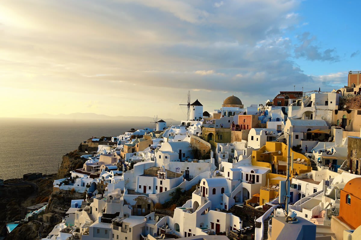 🧭 Santorini Visits You! 🇬🇷 Oia Santorini is the supermodel of the Greek islands, souring cliffs, whitewashed buildings & romantic sunsets ⚪ 🔵 Discover great Greek destinations👉 https://t.co/FqJqpc1kjj 📍#Travel