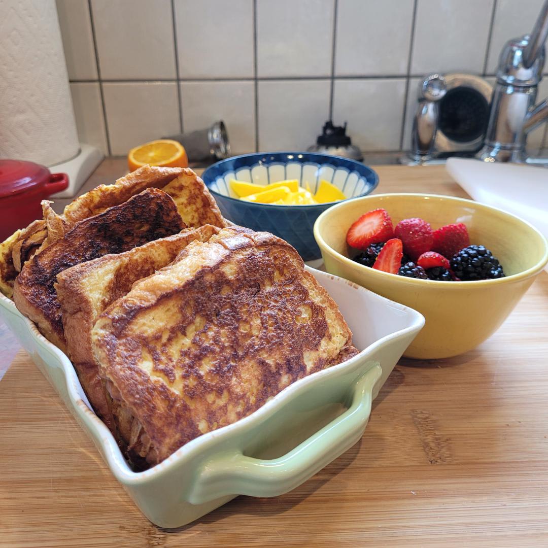 [Homemade] French toasts, mango and berries