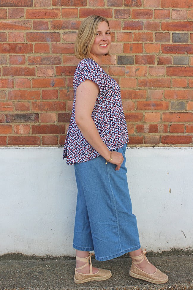 Louise's Pleat Back Stevie Hack Sometimes a pattern comes along and you love it so much, you find yourself thinking of a squillion ways to make it! Louise has written a blog post about how she hacked Stevie with two different pleat backs! ✂️ Read more