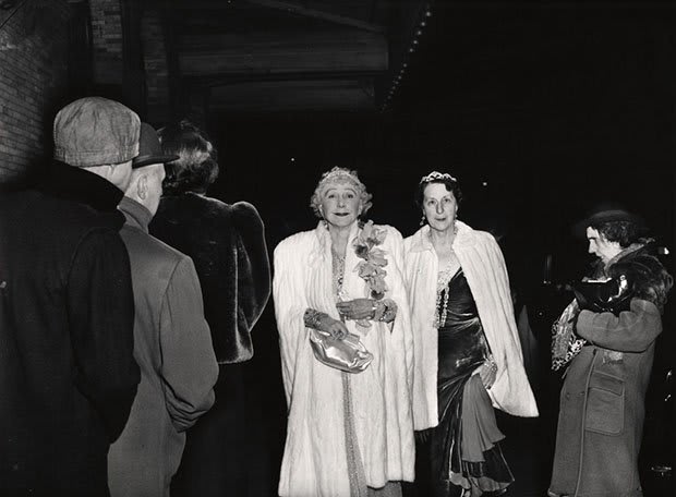 How Weegee’s 1943 photo outside the Met Opera influenced street photography, film noir and tabloid subterfuge