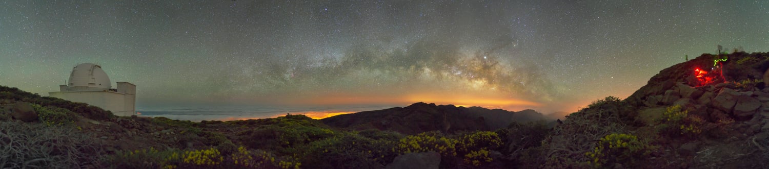 360° Panorama inbetween Isaac Newton Telescope and the edge of Caldera de Taburiente / La Palma 2019 EXIF: 14 Frames / Nikon D810 + Samyang 24mm f/1.4 - ISO 3200 - f/2.8 - 20sec