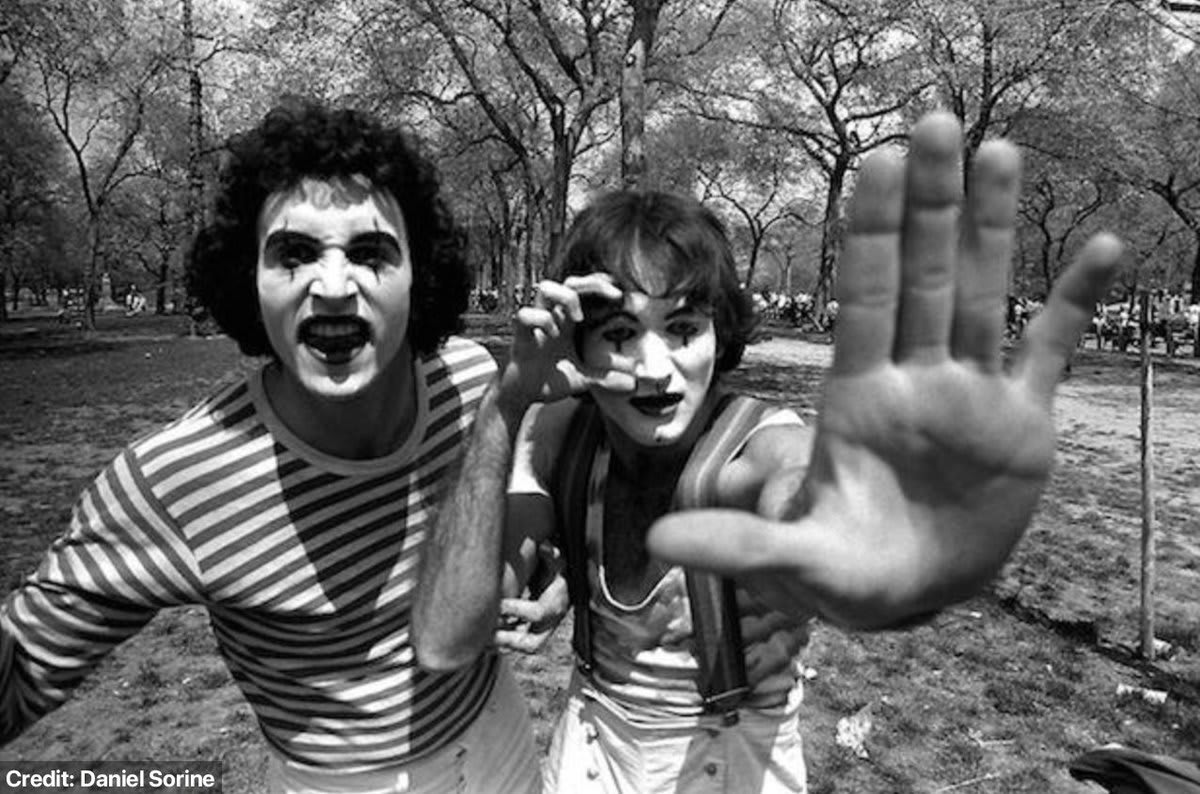 In 1974, photographer Daniel Sorine took a photo of two random street mimes in New York City 35 years later, he realized one of them was Robin Williams