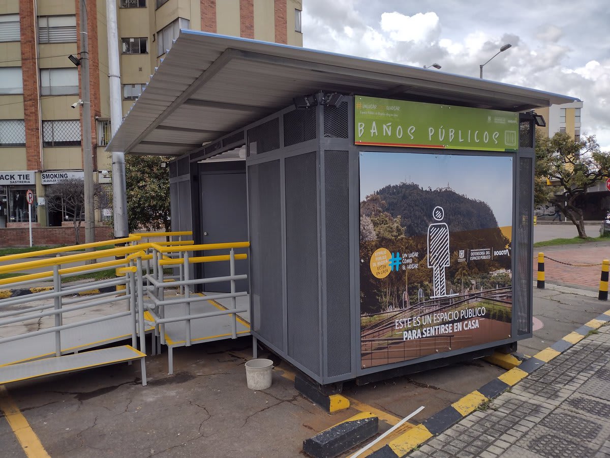 Bravo por los nuevos baños públicos en Bogota, pero que quieres decir con unlugarcomoelhogar, @Bogota? Mi hogar es como un baño publico? ‍♂️