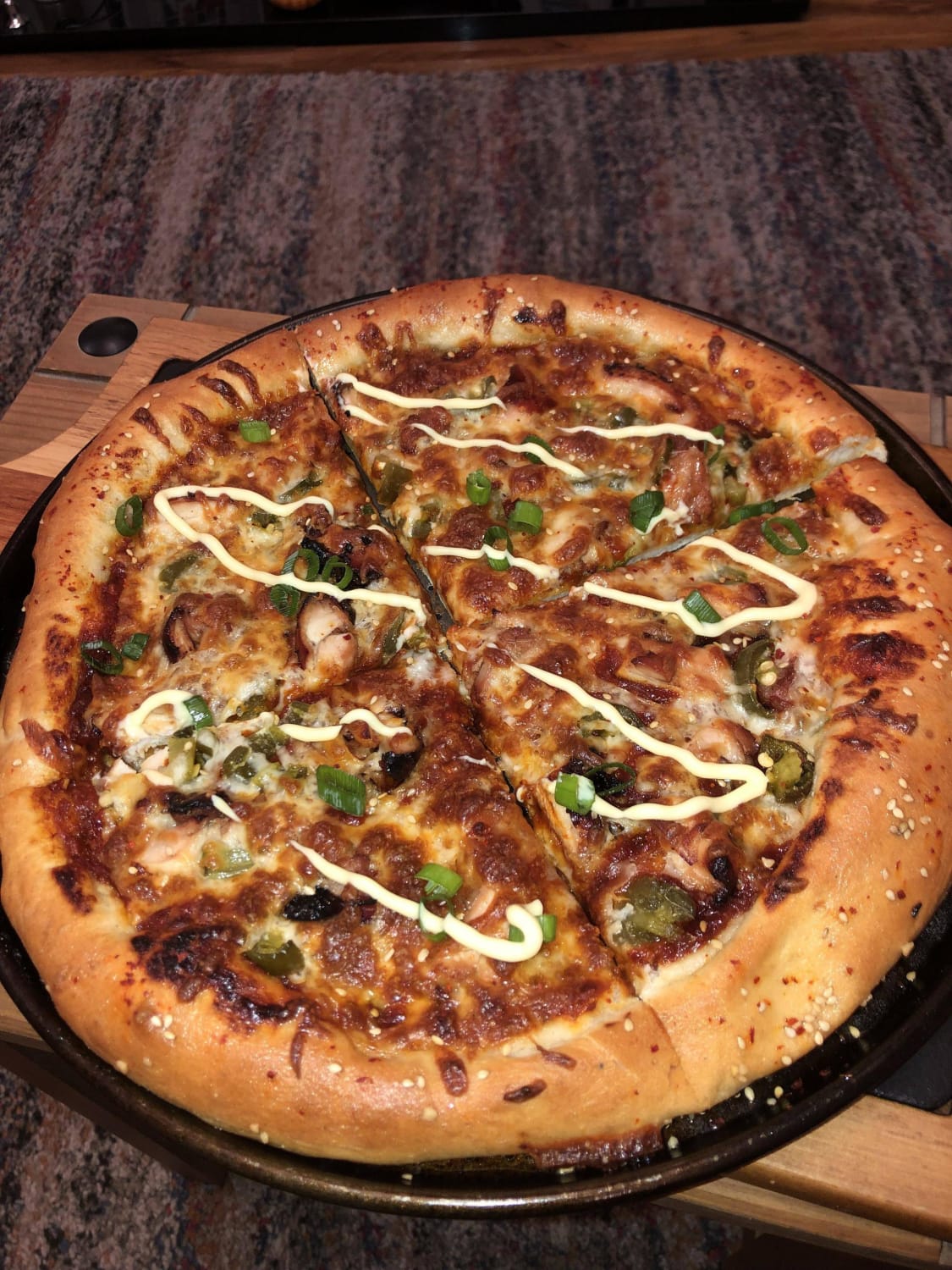 [Homemade] Korean style pizza with gochujang sauce base and chicken bulgogi