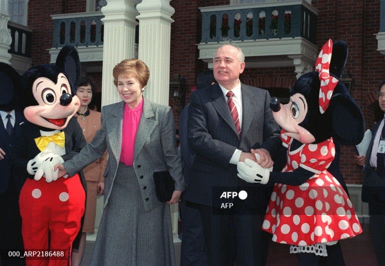 Mikhail Gorbachev, last Soviet leader, dies at 91. AFP Gorbachev and first lady Raisa, a life 'hand-in-hand'. On this picture at the entrance of Tokyo Disneyland.