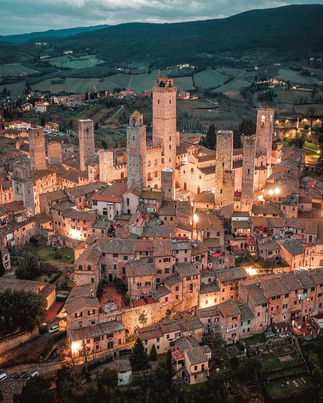 The medieval skyscrapers of San Gimignano, a walled hill town with towers dating back to the 13th century, Siena, Tuscany, Italy.