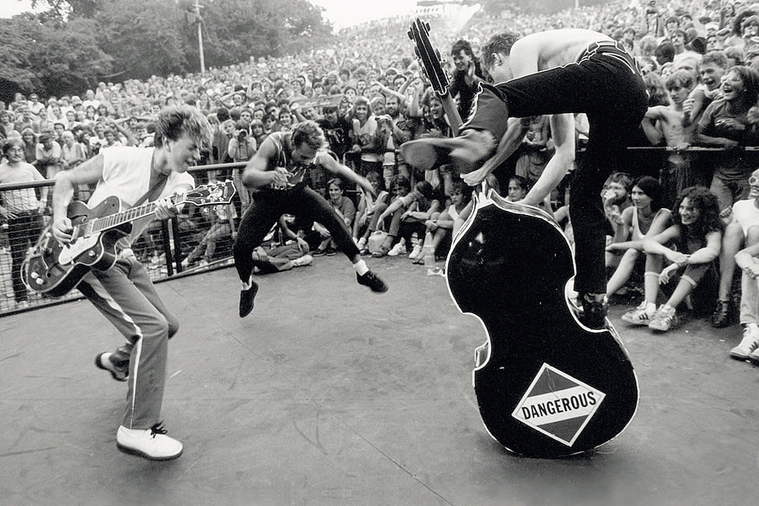 Stray Cats rocking out in the early 80s