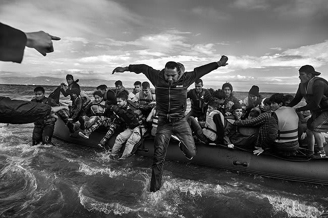 Living in History, exploring the work of a new wave of photojournalists. opens July 5 at @Monroegallery. https://t.co/yN3YRAYIOV 📷Ashley Gilbertson, Refugees, primarily from Syria, Iraq and Afghanistan, disembark on the island of Lesvos, Greece, 2015, courtesy Monroe Gallery