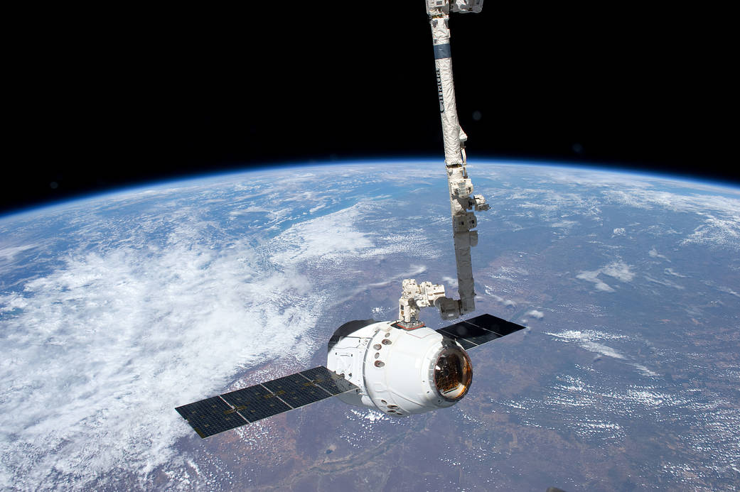 Today in 2012, SpaceX Dragon 🐉, the first privately developed spacecraft launched to the International Space Station, was captured by Canadarm2: