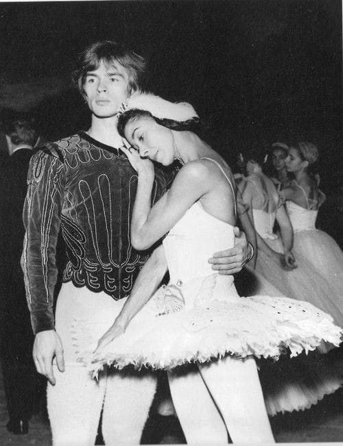 Nureyev and Fonteyn -- Swan Lake, Paris 1963 | Margot fonteyn, Ballet photography, Male ballet dancers