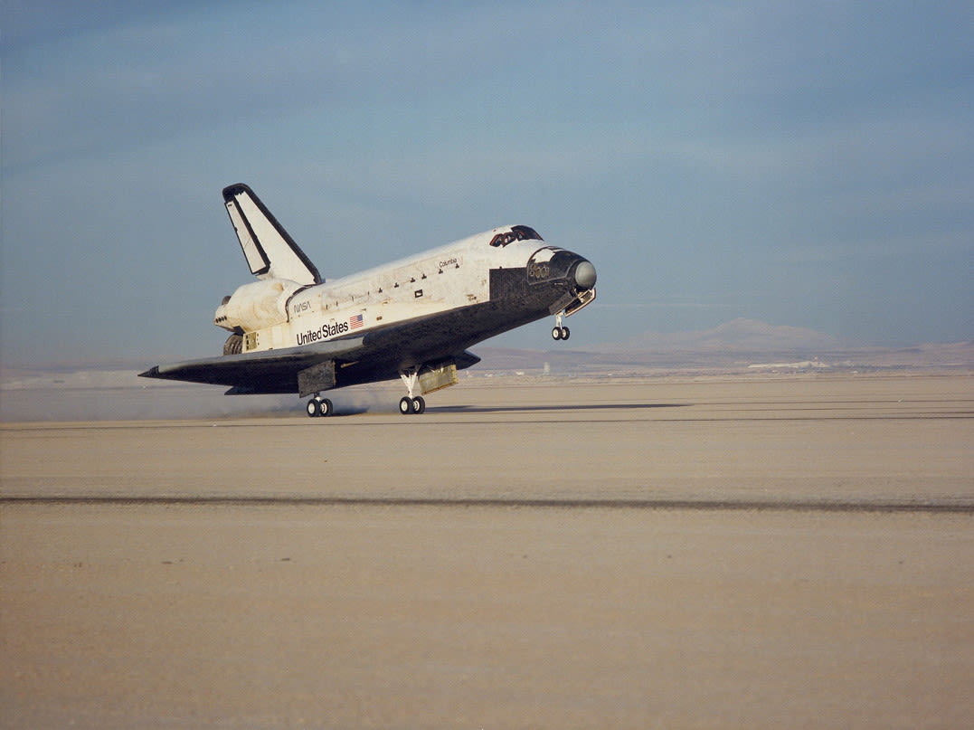 Space Shuttle Columbia landing at end of STS-9/#Spacelab-1 mission (Pic NASA/Spacefacts.de) OTD 8 December 1983