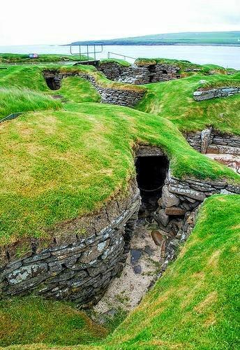 In 1850, a Farmer Found a Secret Village Older Than The Great Pyramids of Egypt, Skara Brae aka the “Scottish Pompeii” Archaeologists estimate that 50-100 people lived in the village. The houses were connected to each other by tunnels. Each house could be closed off with a stone door.