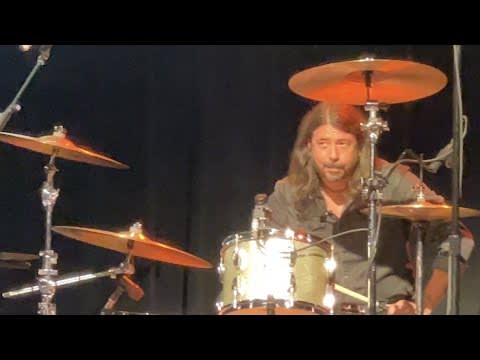 Dave Grohl plays Smells like Teen Spirit live on drums