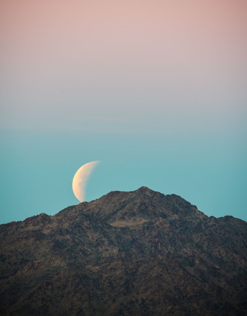 This time of year the days are darker and shorter but we get quality time with the moon . Photo of Kofa National Wildlife Refuge by Rebecca Wilks (https://t.co/7u0uZGuWtK)