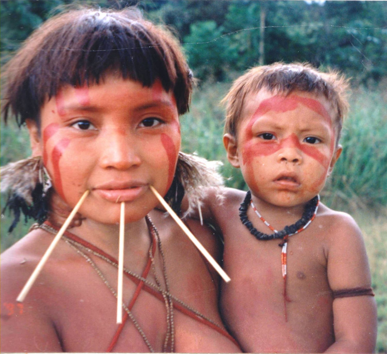 Yanomami woman and her child at Homoxi, Brazil, June 1997. Photographer Cmacauley.