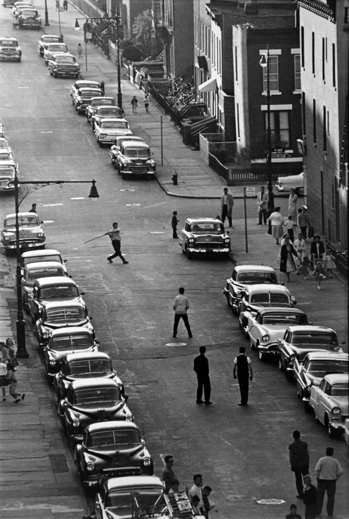 There's a few days left to visit From the Archive: Masters of 20th Century American Photography at @ethertongallery in Tucson. The show is closing on Friday August 31. https://t.co/phdFwukPlW Bruce Davidson, Stickball, Brooklyn, NYC, 1959. Courtesy Etherton Gallery.