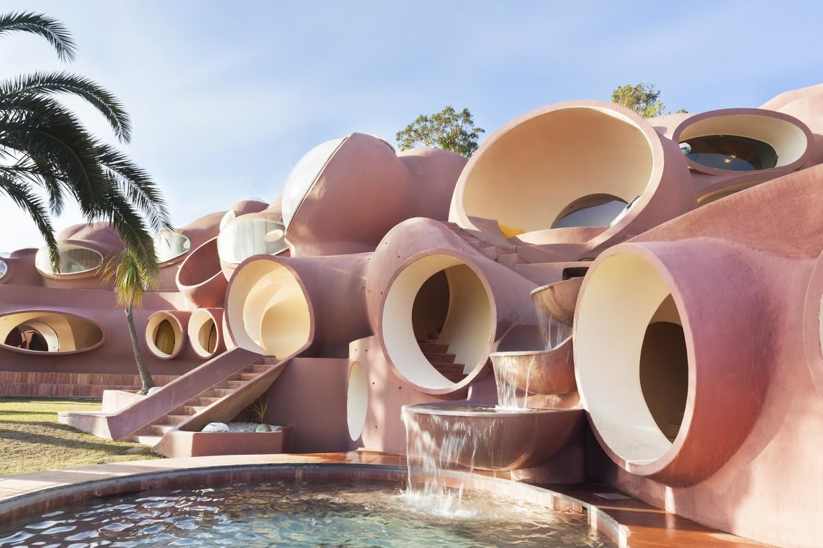 DesignOfTheWeek | Le Palais Bulles was designed in 1975 by Hungarian architect Antti Lovag. Formed of interconnecting bubbles of space, the house responds to nature and the surrounding environment – encouraging freedom and playfulness rather than confinement. 📸 Cloé Harent