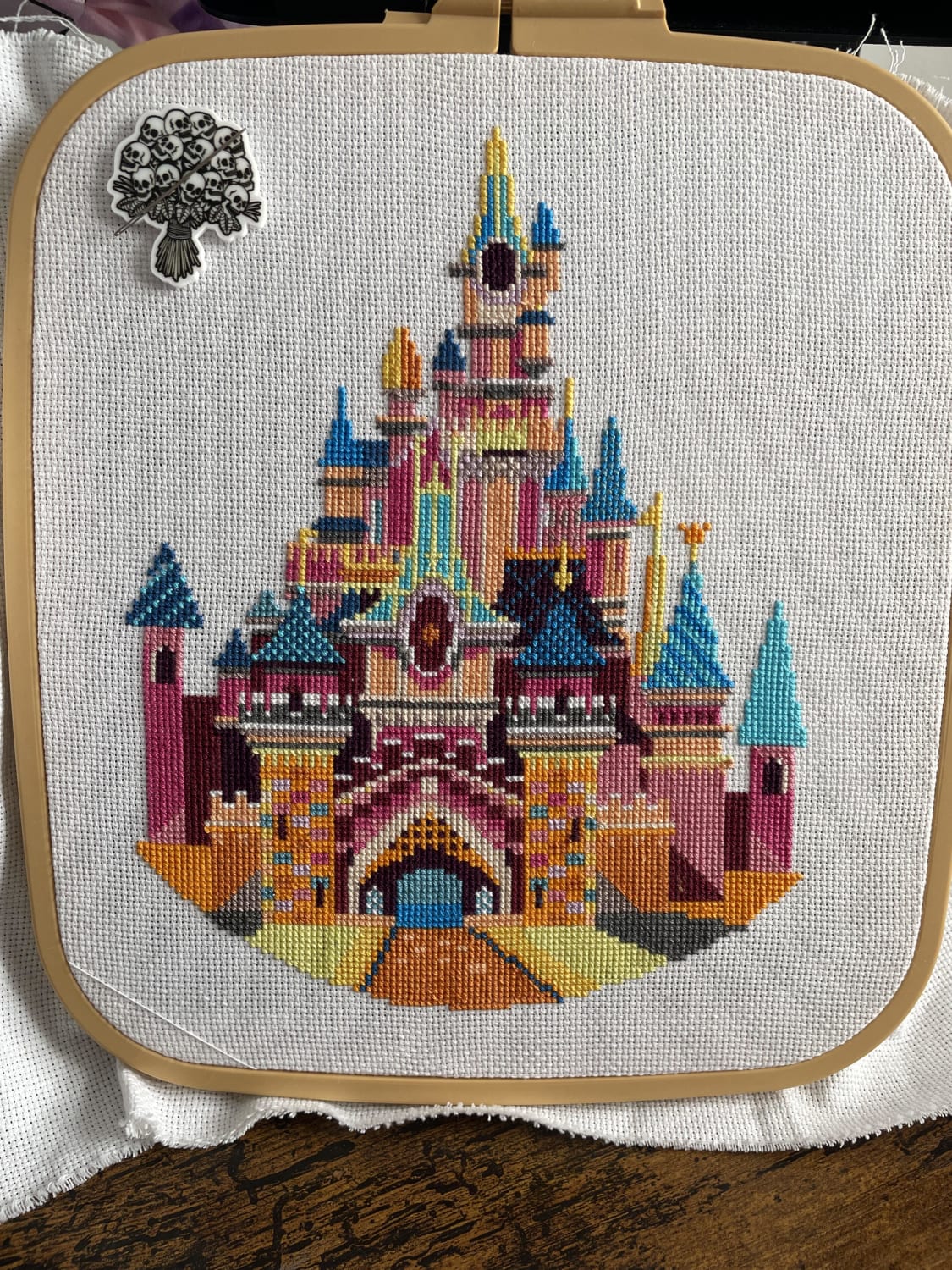 [FO] Sleeping Beauty castle by AwesomePatternStudio. 53 hours total. Pattern number 2/4 for my friends wedding table decorations.