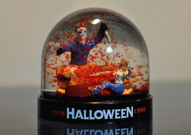 Special 20th year commemorative promotional snow globe that came packaged with VHS of Halloween when it was released in 1998.