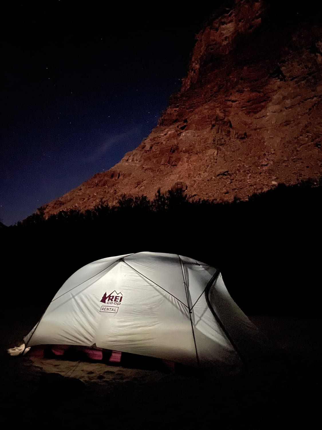 A bright night in the Canyonlands National Park backcountry(f/1.6, 0.5s)