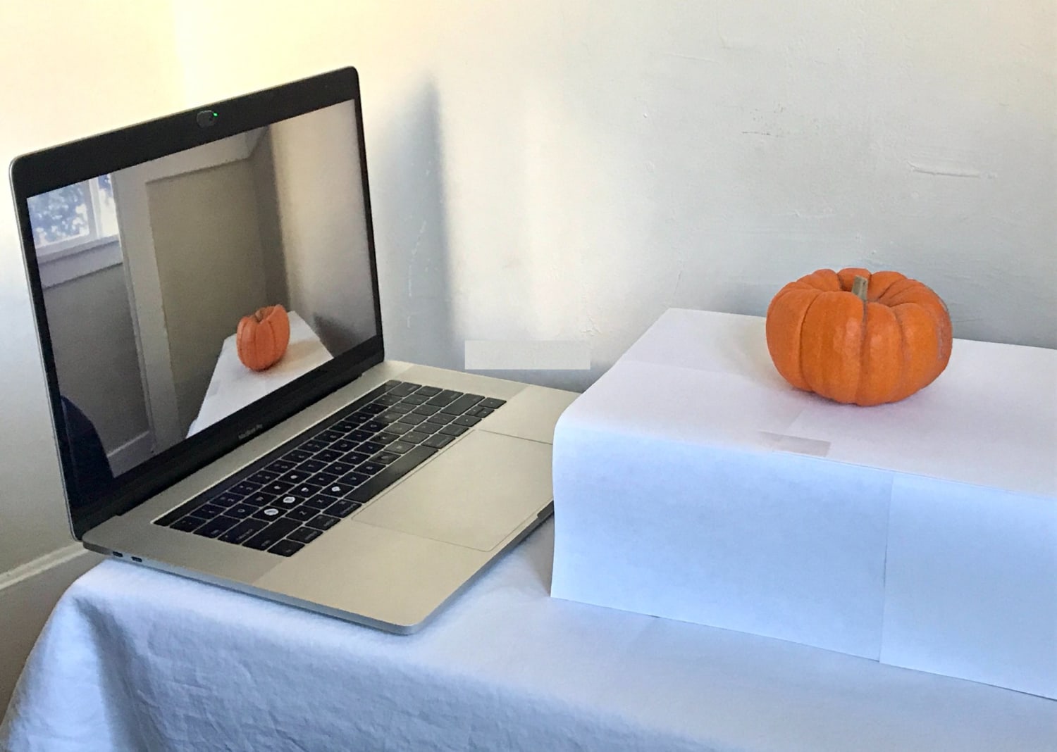 Drumroll please.... introducing the winners of this year's pumpkin contest! Swipe to see all of the smashing contenders made by SFMOMA staff. 1st place entry by Emmy Mickevicius: Zoom Pumpkin Inspired by Nam June Paik's "TV Buddha" (1974)