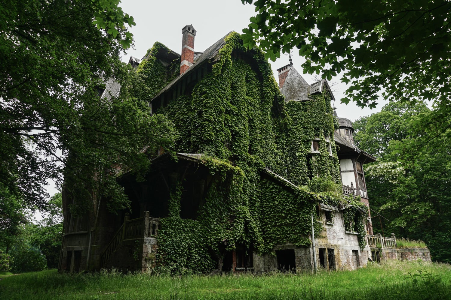 Abandoned 110-year old villa in Belgium. Almost fully overgrown.
