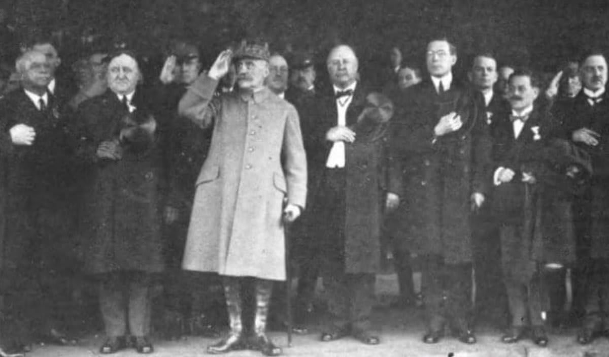 Supreme Commander of the Allies Ferdinand Foch arrives in Indianapolis, Indiana, and is greeted by Governor Samuel L. Ralston and thousands of citizens. A parade and banquet is held in his honor.