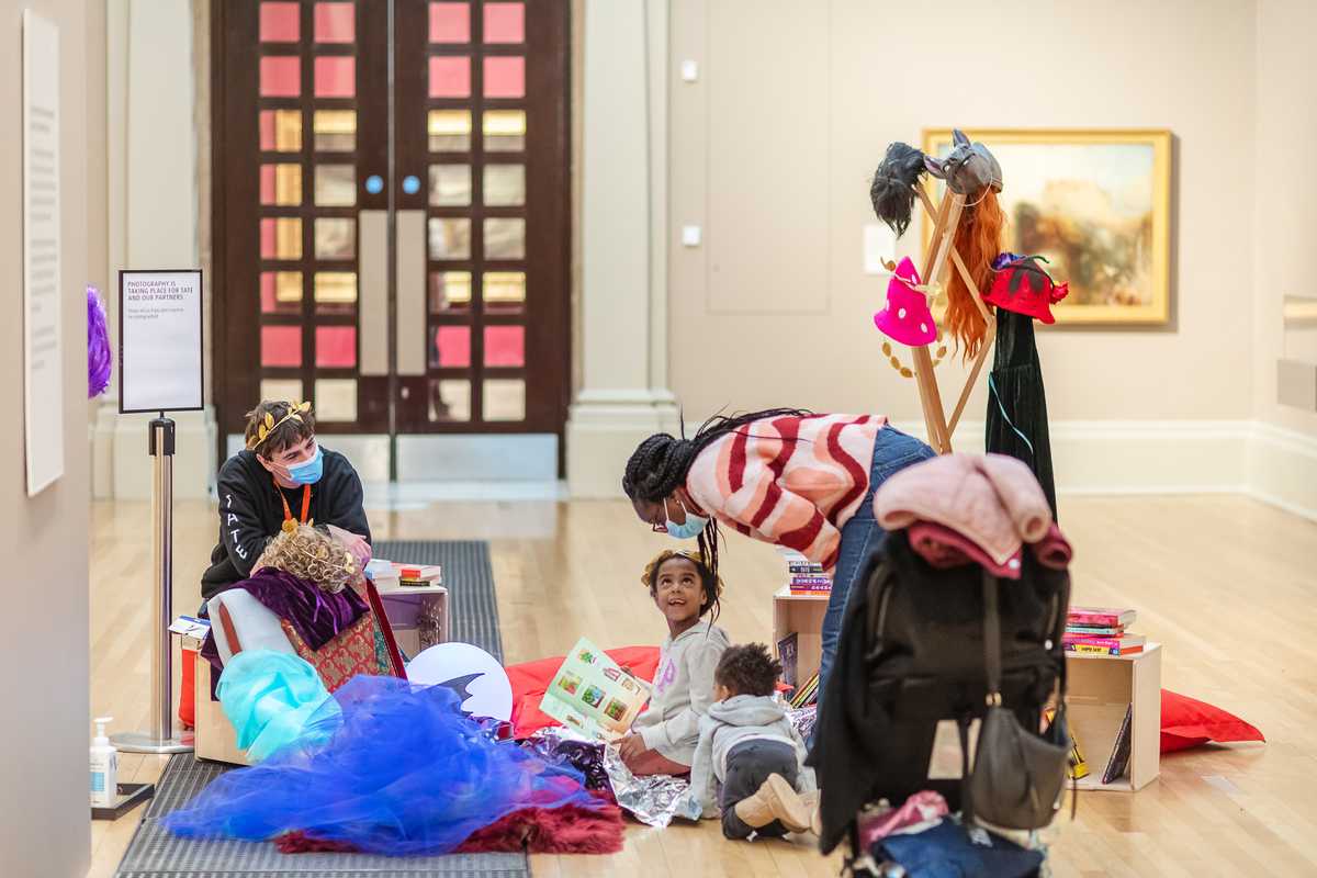 Looking for a weekend families activity? Join us at Tate Britain to make a mask, dance to carnival sounds and discover new stories together. 📚🎭 https://t.co/H2L1wq00Tw Free and suitable for all ages. 🙂