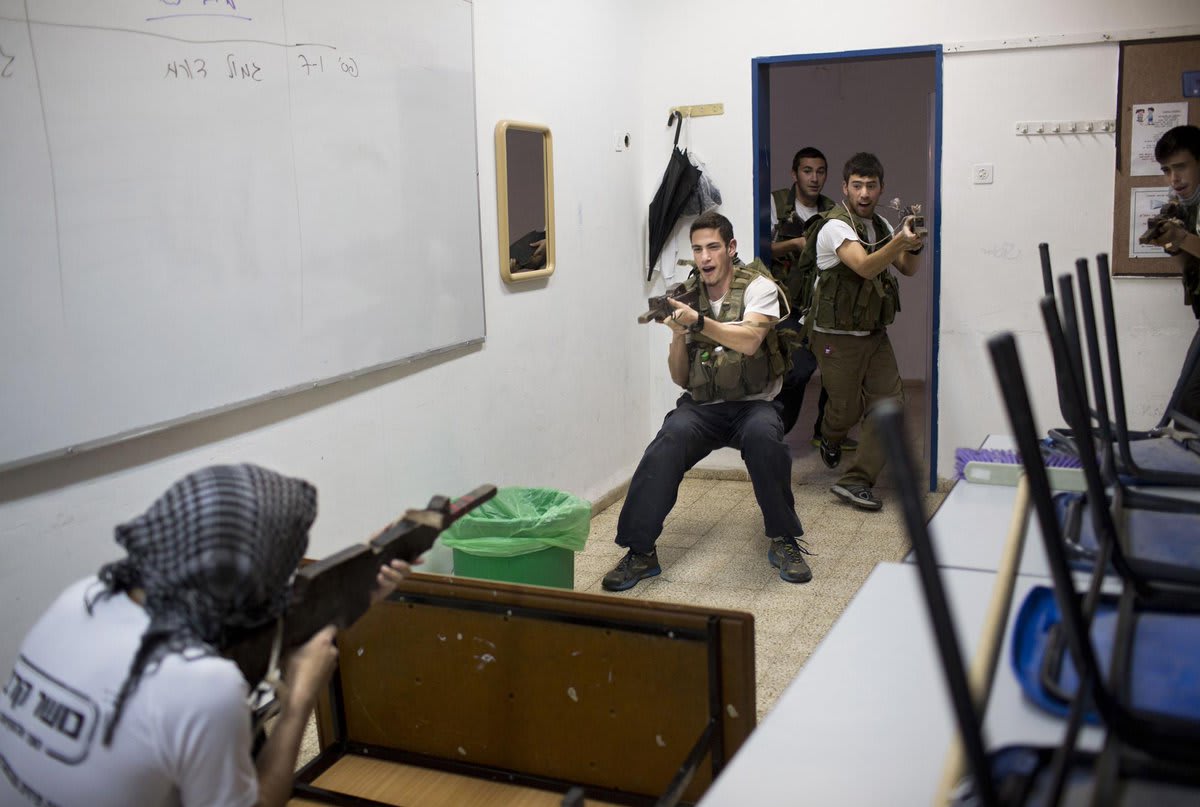 Future Soldiers of Israel - AP photog @obalilty with Israeli teens prepping for military svc. http://t.co/kMqhzmv02A http://t.co/hxxj447nnd
