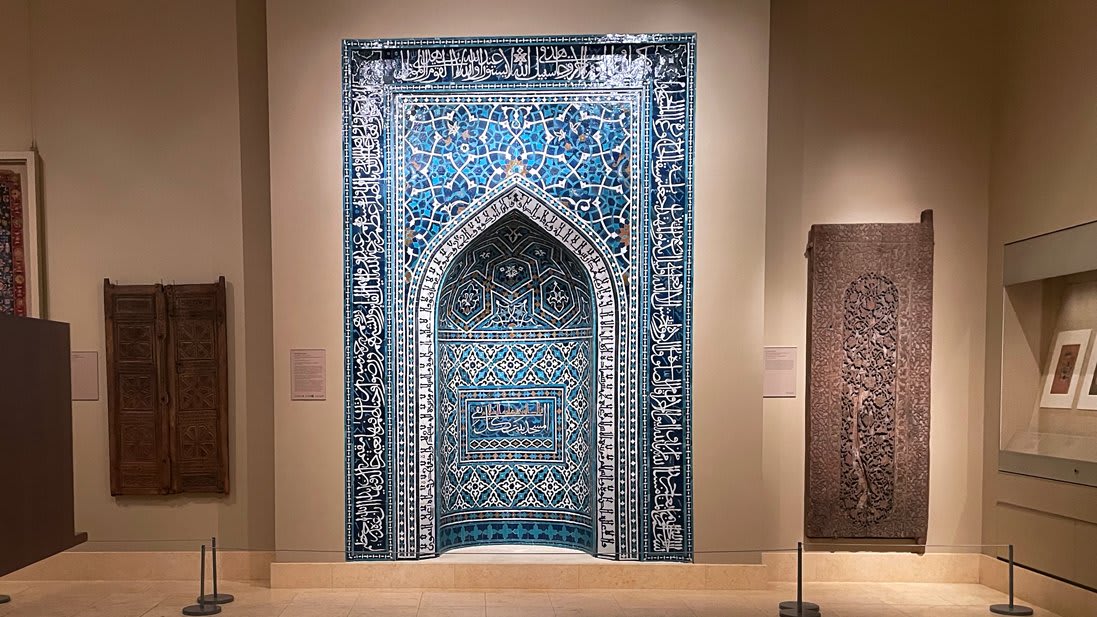 Ramadan Mubarak to all who celebrate ✨ In honor of the start of Ramadan, a look at this stunning mihrab, or prayer niche. One of the earliest, finest examples of mosaic tilework, it was made by joining cut glazed tiles to produce intricate arabesque and calligraphic designs.