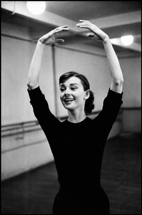 Happy Women's Day with Always Audrey on view at @PeterFetterman Gallery through June 8. happywomensday makeafunnyface https://t.co/zmGBi8NaTI 📷David "Chim" Seymour, Audrey Hepburn during the filming of "Funny Face”, 1956 ©Magnum Photos, Courtesy of Peter Fetterman Gallery