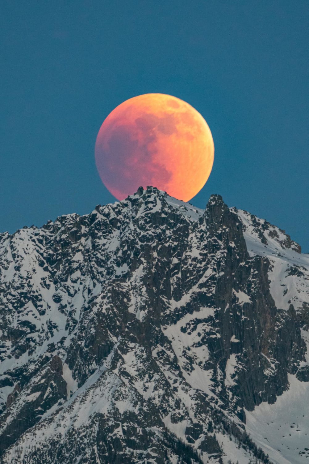 2022 Lunar Eclipse rises above the Absaroka Range in Montana - 600mm f/8 2” ISO1600