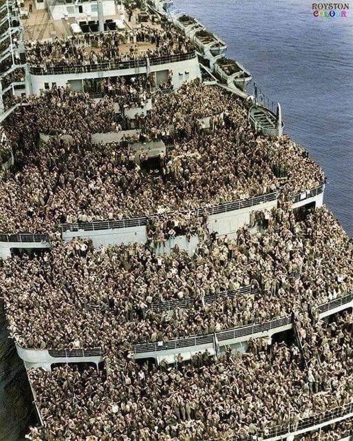 RMS Queen Elizabeth pulling into New York with returning US Servicemen in 1945 at the end of WW2