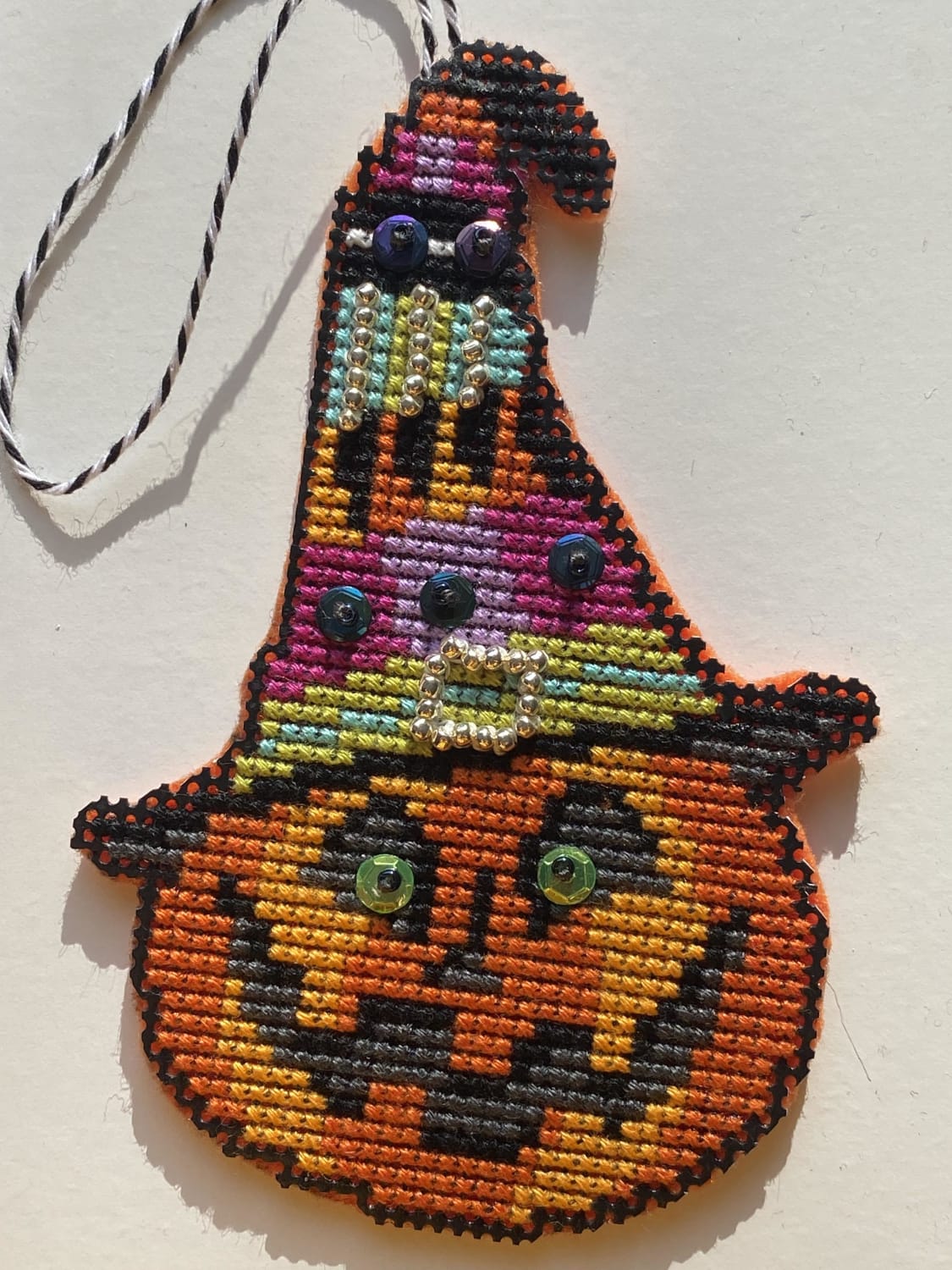 [FO] Finally finished the backing on this fun ornament! 🎃🎃 Pattern is Miss Witch from Satsuma Street.