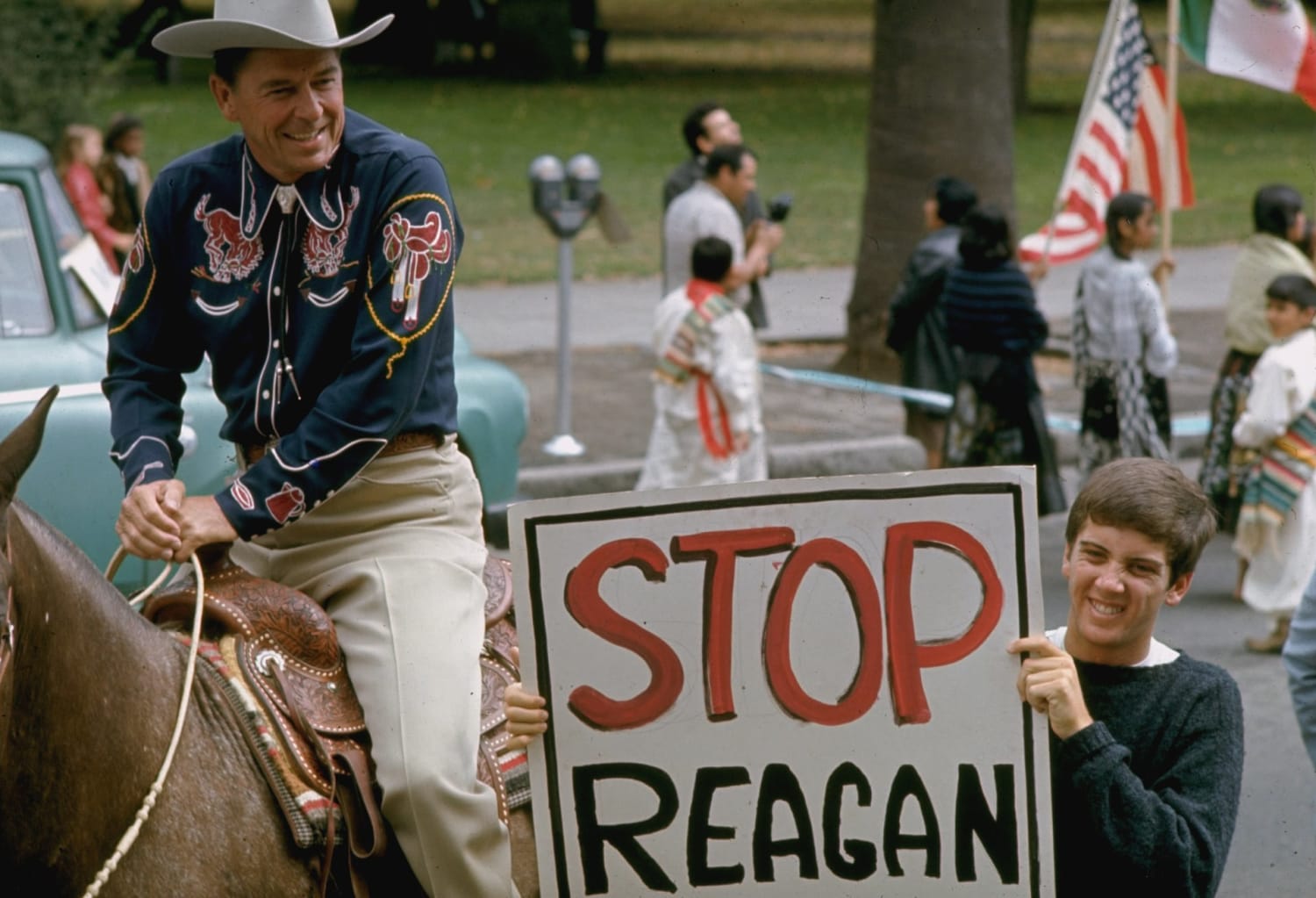 Ronald Reagan campaigning as a gubernatorial candidate, flanked by a young protester, 1966 | Photo: Bill Ray