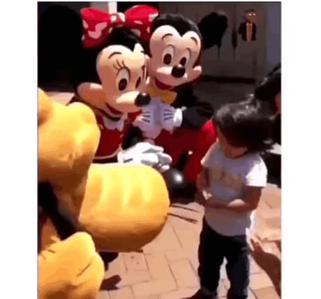 Minnie realized that little boy was deaf and communicated with him in sign language,