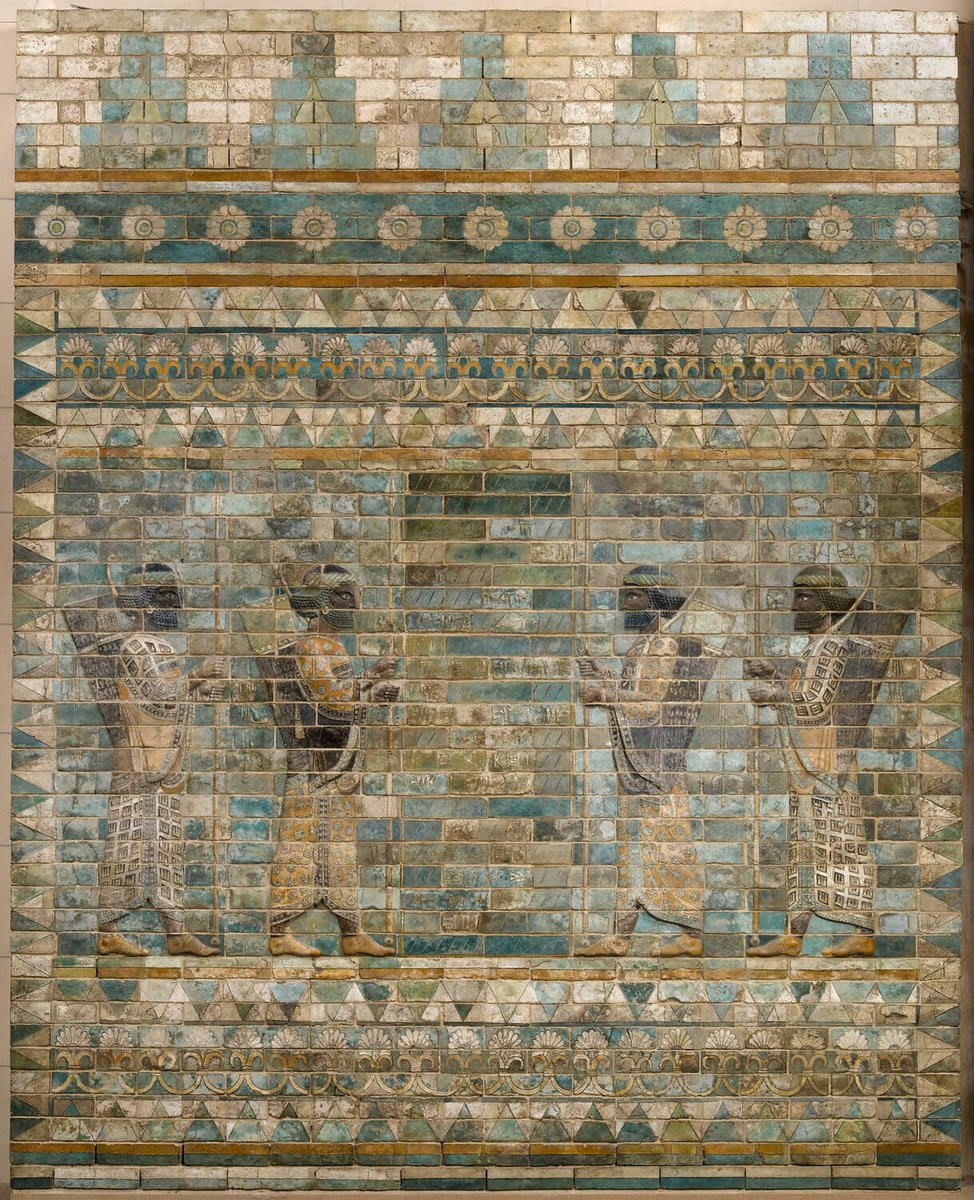 [#UnJourUneOeuvre] Panneau de briques, Achéménide : Darius I (Vers 510 av. J. - C.) Lieu de découverte : Suse apadana palais de Darius 📍 Aile Sully, salle 307. 👉