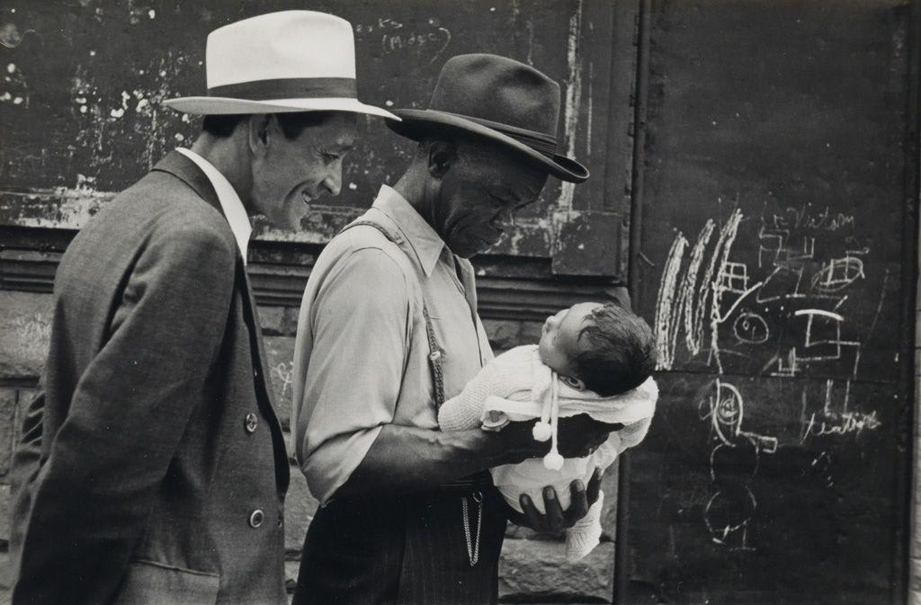 Two men and a baby, New York 1940s. Photo by Helen Levitt