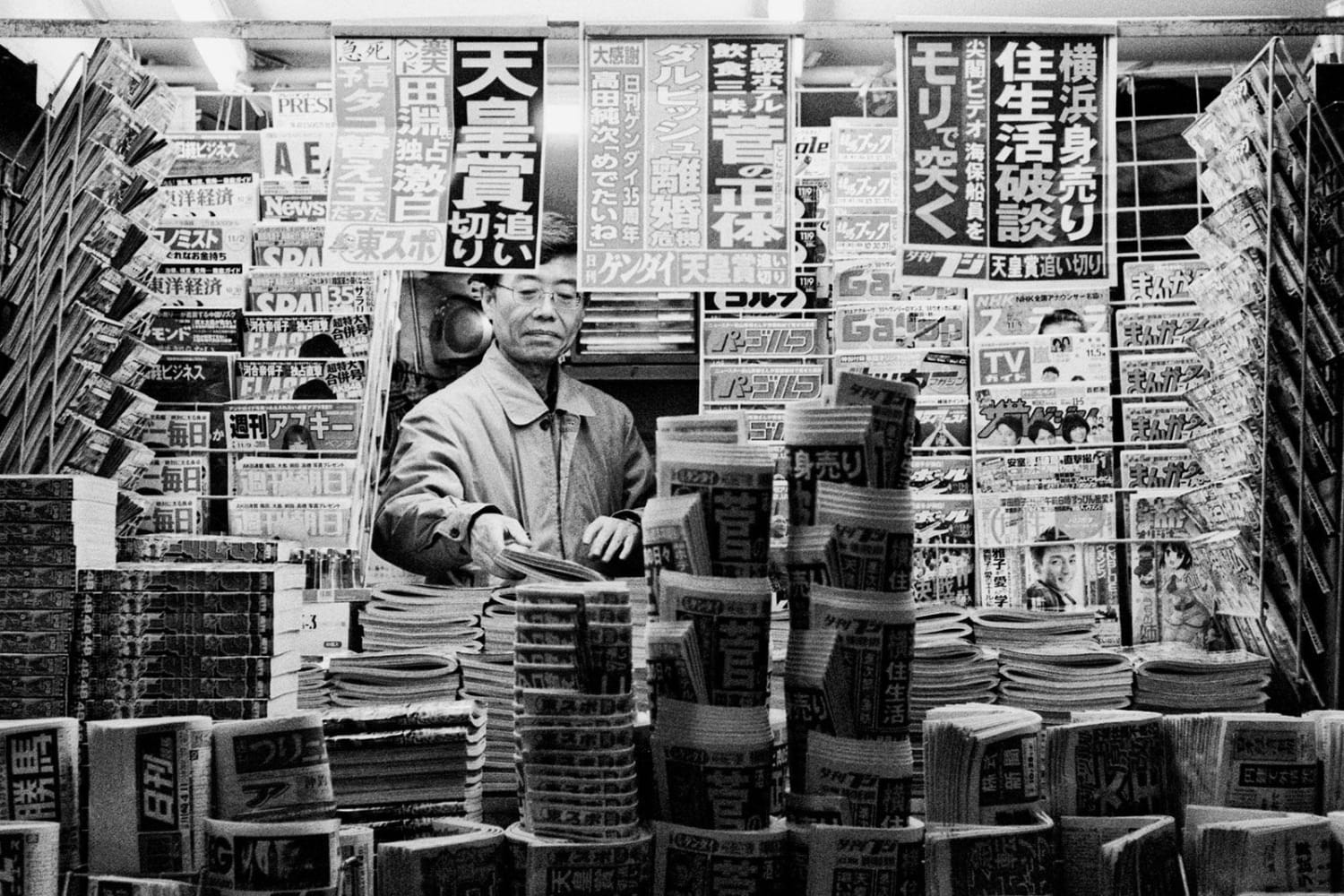 A man working at a magazine and newspaper stall in Japan. // Zeiss Ikon ZM + Zeiss Sonnar 50mm + Ilford HP5 @ 1600