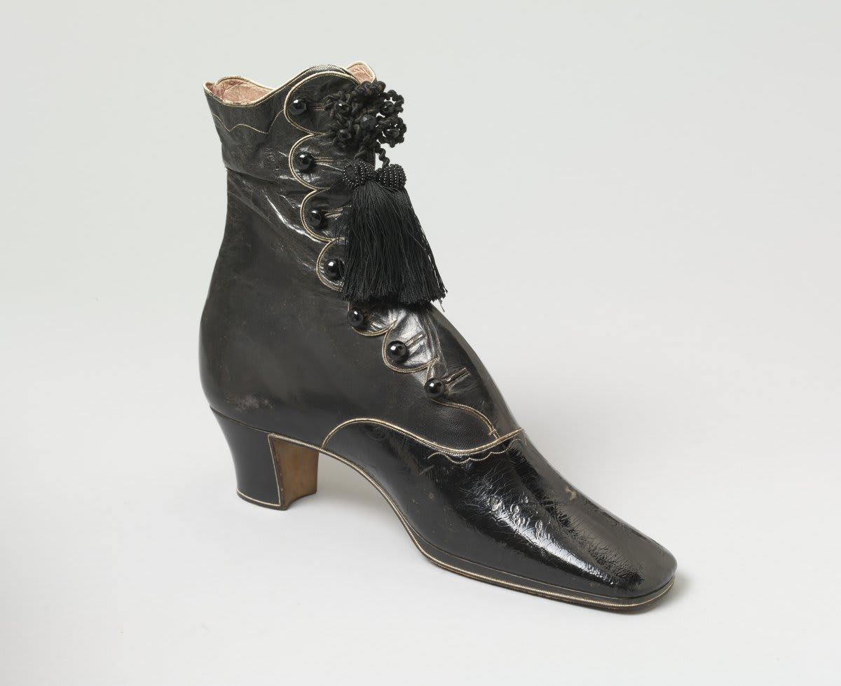 Tag someone who you reckon could pull a pair of these off. Beautifully decorative leather boots like these were all the rage in the 1850s. We're loving that the unknown designer added tassels.