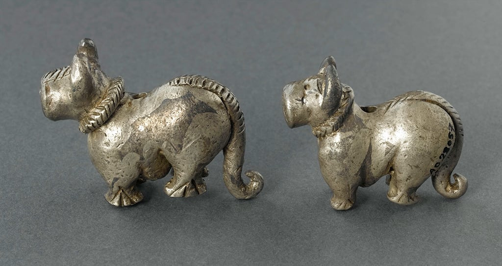[#WorkOfTheDay] These two little silver dogs are quite exceptional pieces. Indeed, although dogs are often represented in Iranian or Mesopotamian art, objects of this type -probably ornaments of dress- are rare. ☛